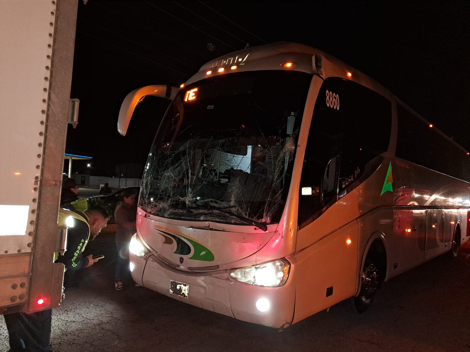 Choque de autobús contra tráiler en la carretera 57 - Noticias de Querétaro