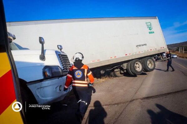 Tráiler sale del camino en la carretera Chichimequillas - Noticias de ...