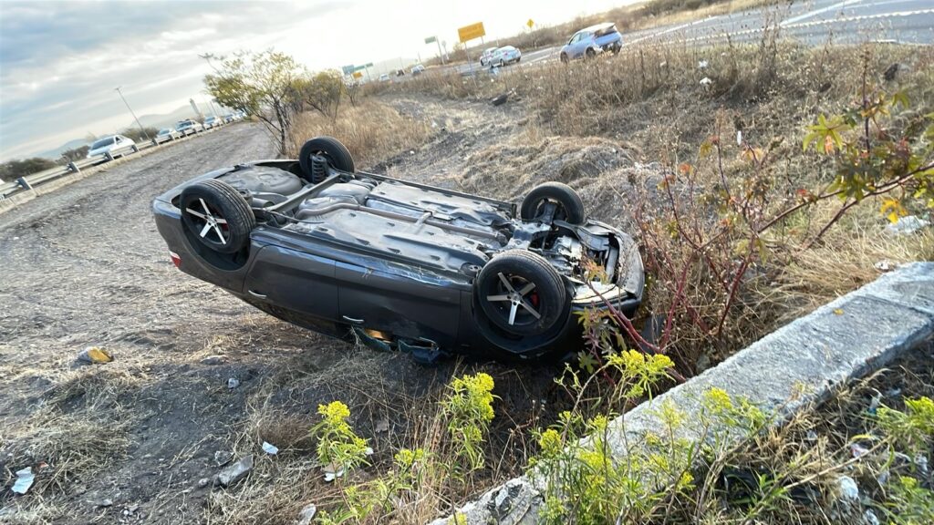 Sale del camino y vuelca auto en el FJS - Noticias de Querétaro