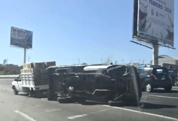 Vuelca camioneta en la 57 - Noticias de Querétaro