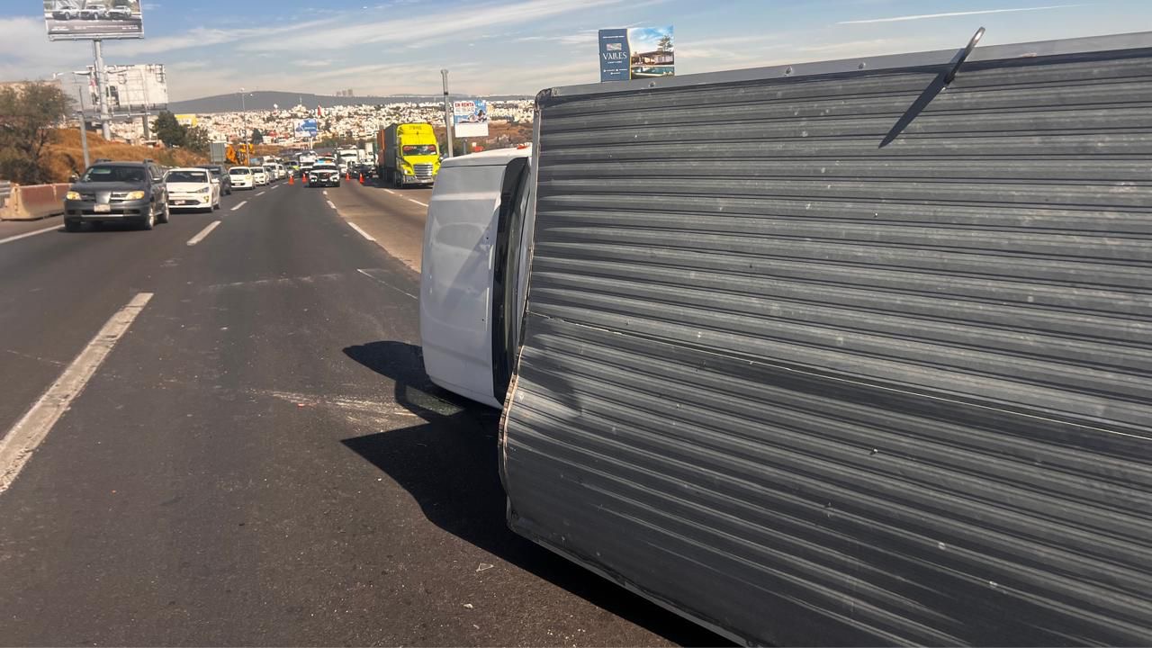 Vuelca camioneta en la 57 - Noticias de Querétaro