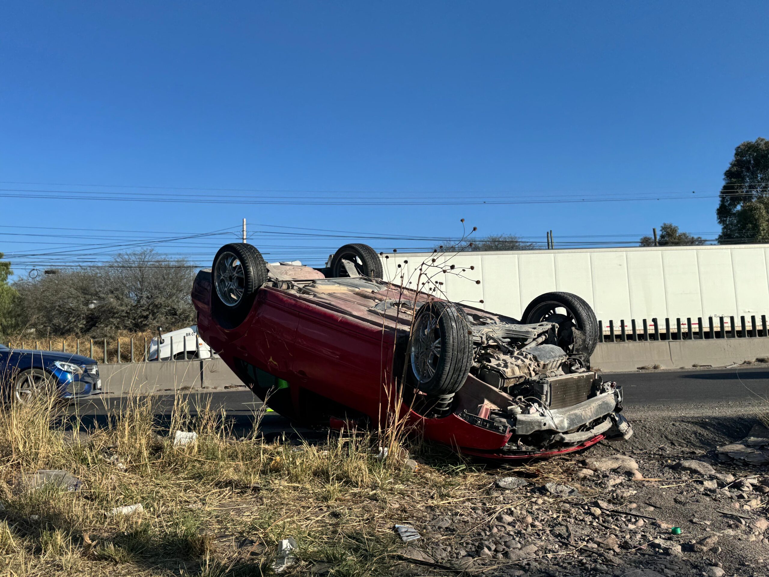 Choque y volcadura en la 57 - Noticias de Querétaro