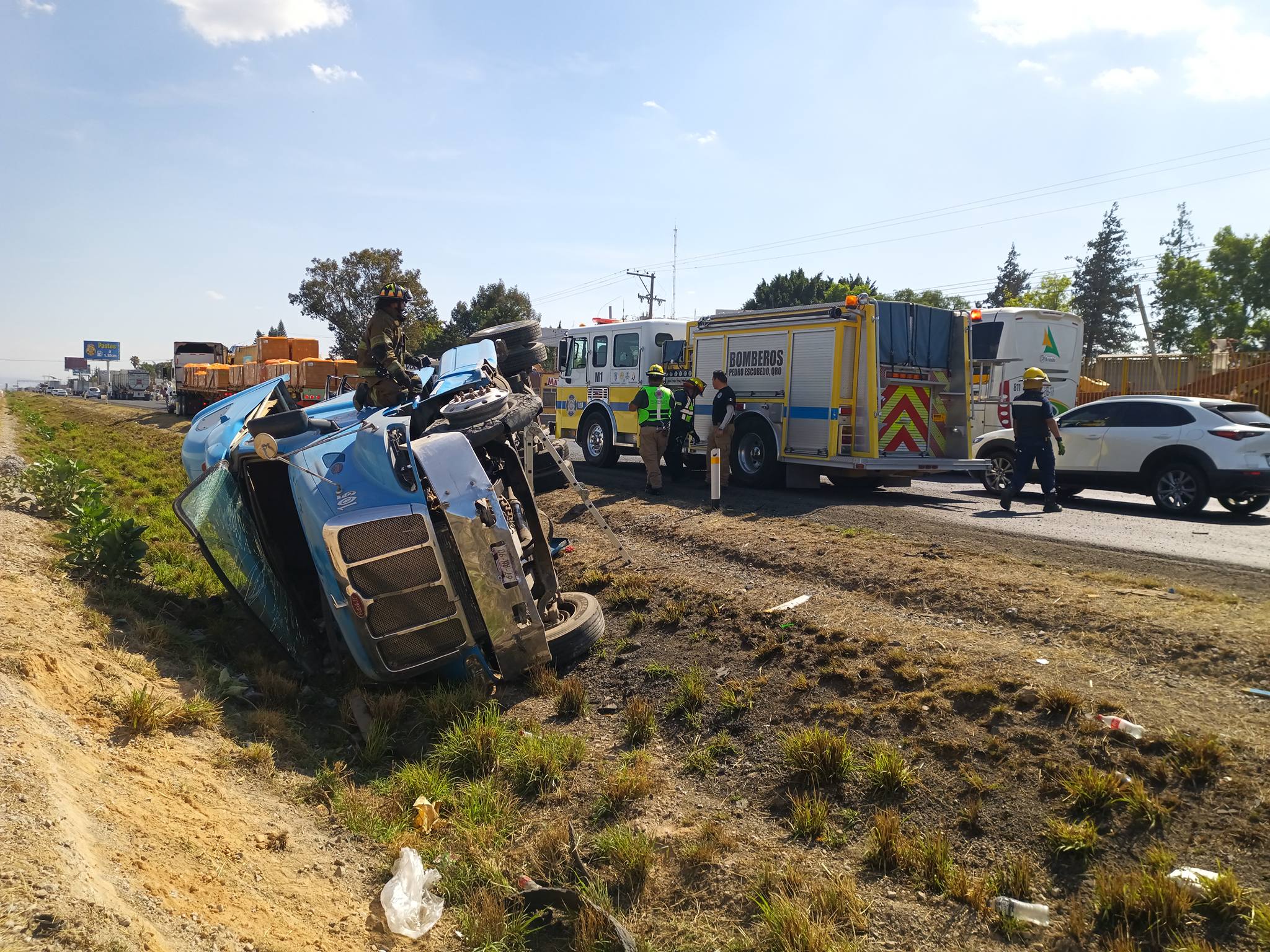 Tráiler vuelca en la autopista 57 - Noticias de Querétaro