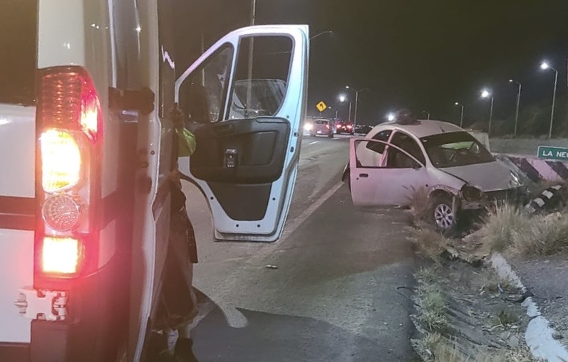 Automovilista se sale del camino en el Lib. Norponiente - Noticias de ...