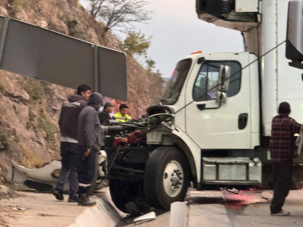 Vuelca camión torton en la 57 - Noticias de Querétaro