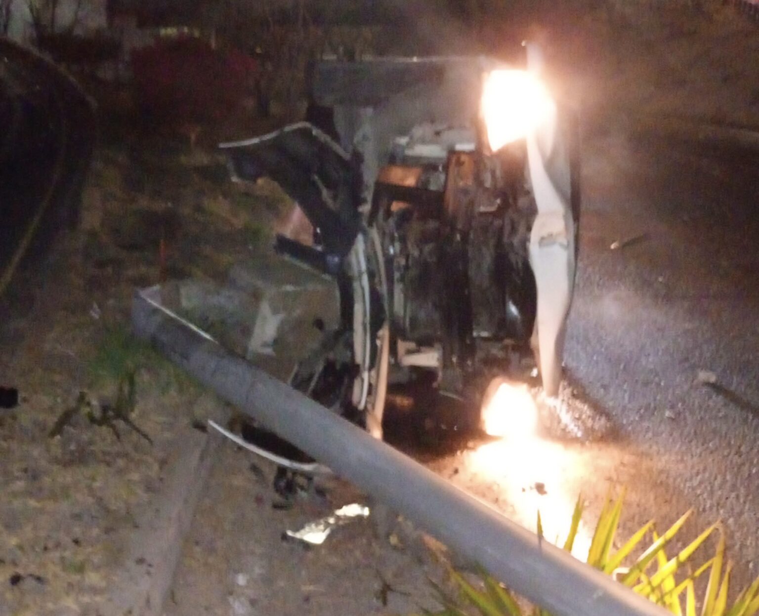 Vuelca y choca contra poste en Blvd. de La Nación - Noticias de Querétaro
