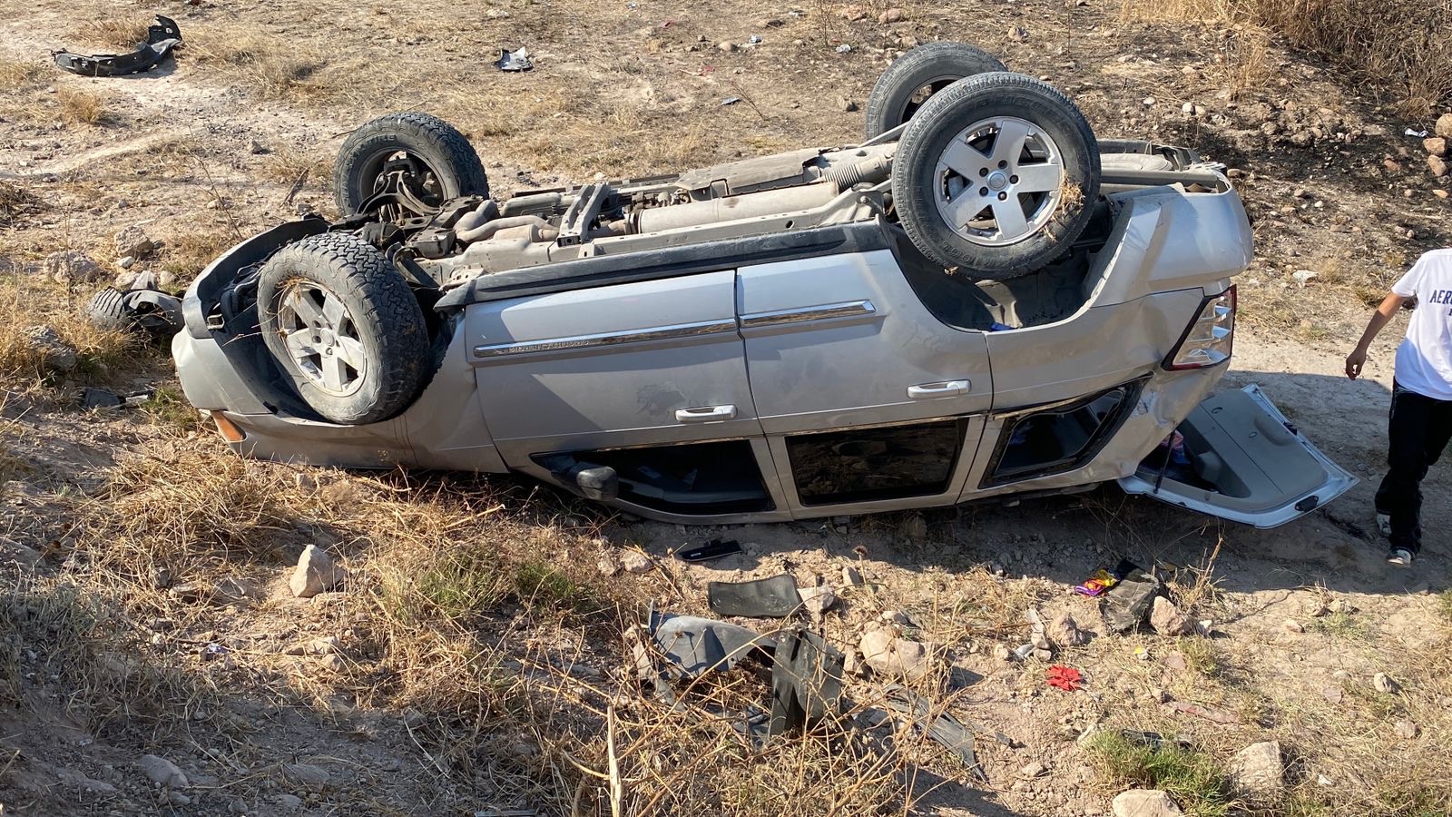 Se queda sin frenos, sale del camino y vuelca - Noticias de Querétaro