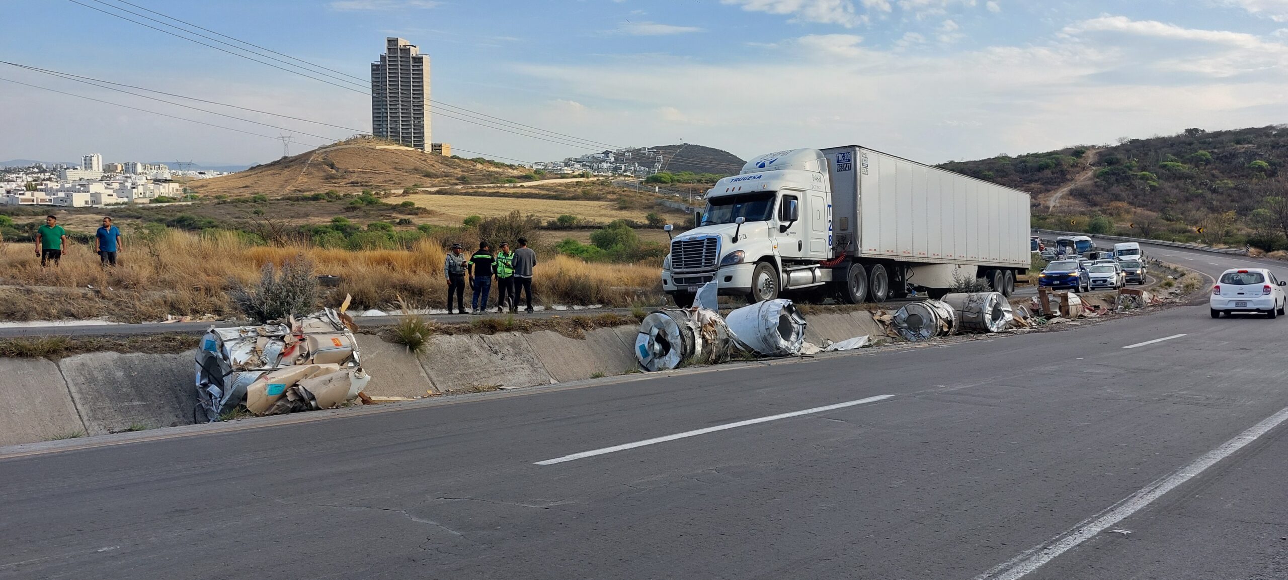 Plataforma de tracto se desprende y vuelca en el libramiento ...