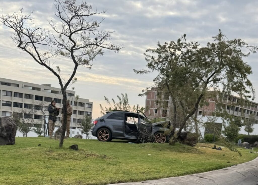 Automovilista sale del camino y choca contra jardinera - Noticias de ...