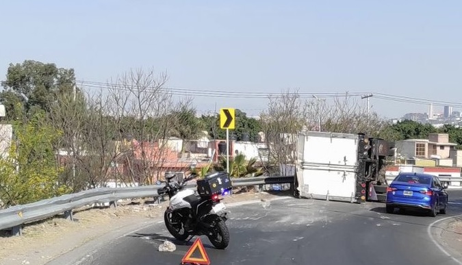 Torton vuelca en trébol de la 57 y Bernardo Quintana - Noticias de ...