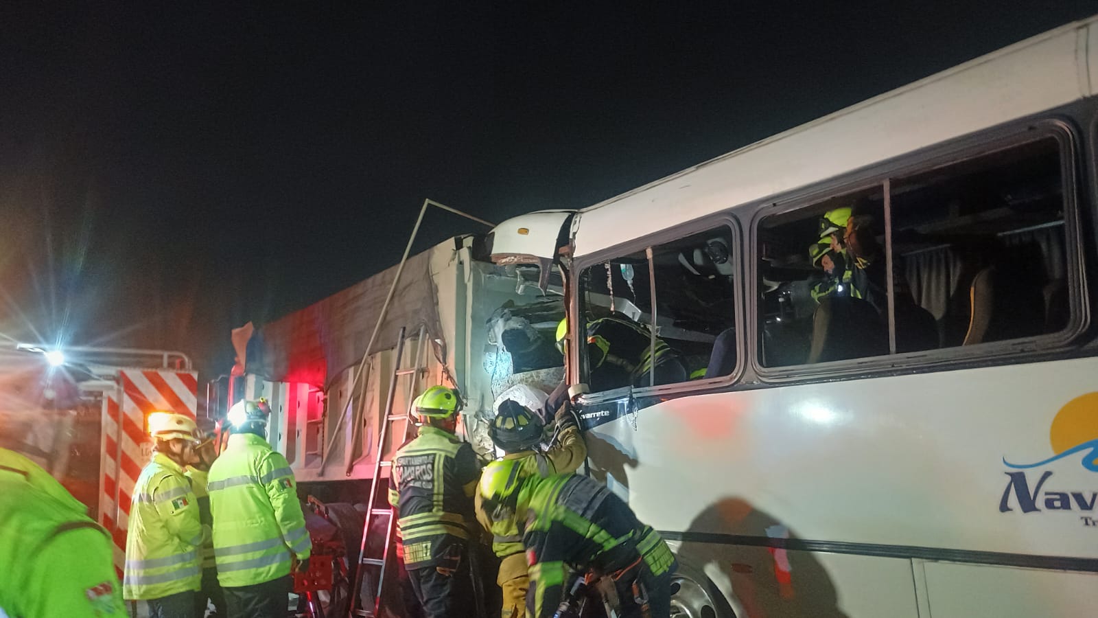 Choque de autobús deja a operador prensado en la 57 - Noticias de Querétaro