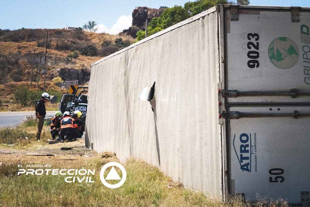 Vuelca tráiler en la 57 - Noticias de Querétaro