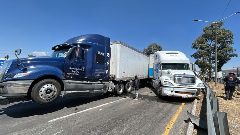 Choque de tráileres en la autopista 57 - Noticias de Querétaro