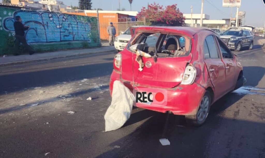 Vuelca en laterales de la autopista 57 - Noticias de Querétaro