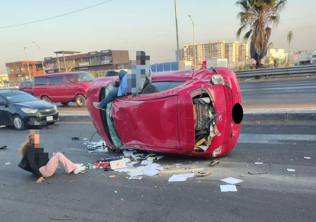 Vuelca en laterales de la autopista 57 - Noticias de Querétaro