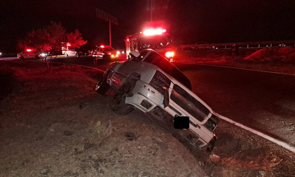 Camioneta sale del camino y queda embancada en el talud - Noticias de ...