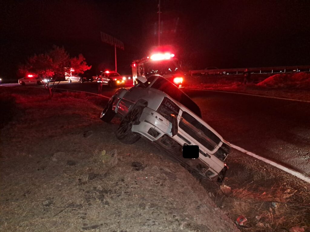 Camioneta sale del camino y queda embancada en el talud - Noticias de ...