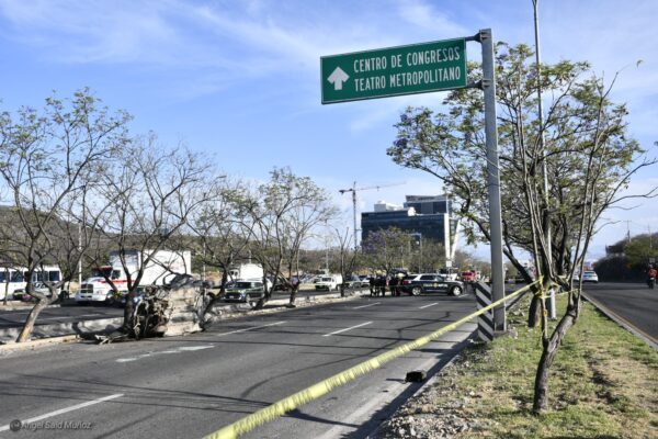 Brutal volcadura deja un muerto y un herido de gravedad (7)