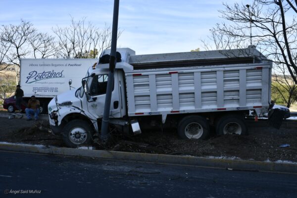 Brutal volcadura deja un muerto y un herido de gravedad (2)