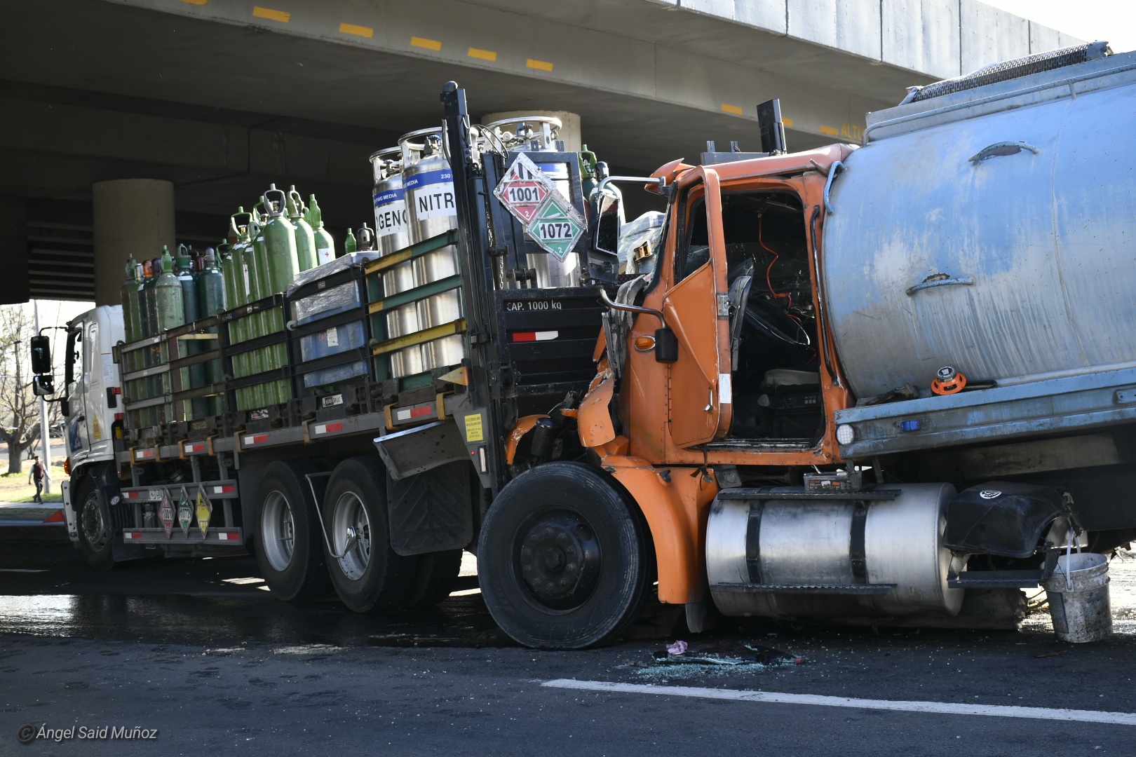 Brutal volcadura deja un muerto y un herido de gravedad (3)