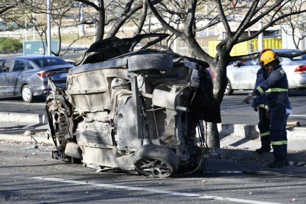 Brutal volcadura deja un muerto y un herido de gravedad (5)