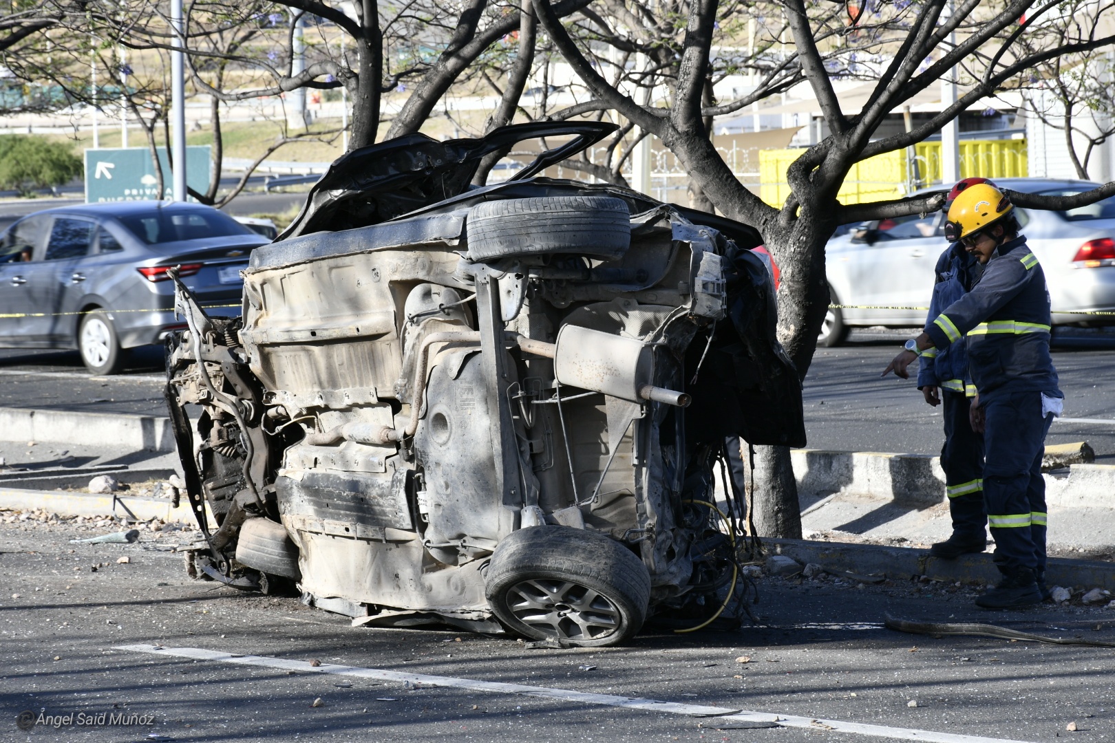 Brutal volcadura deja un muerto y un herido de gravedad (5)