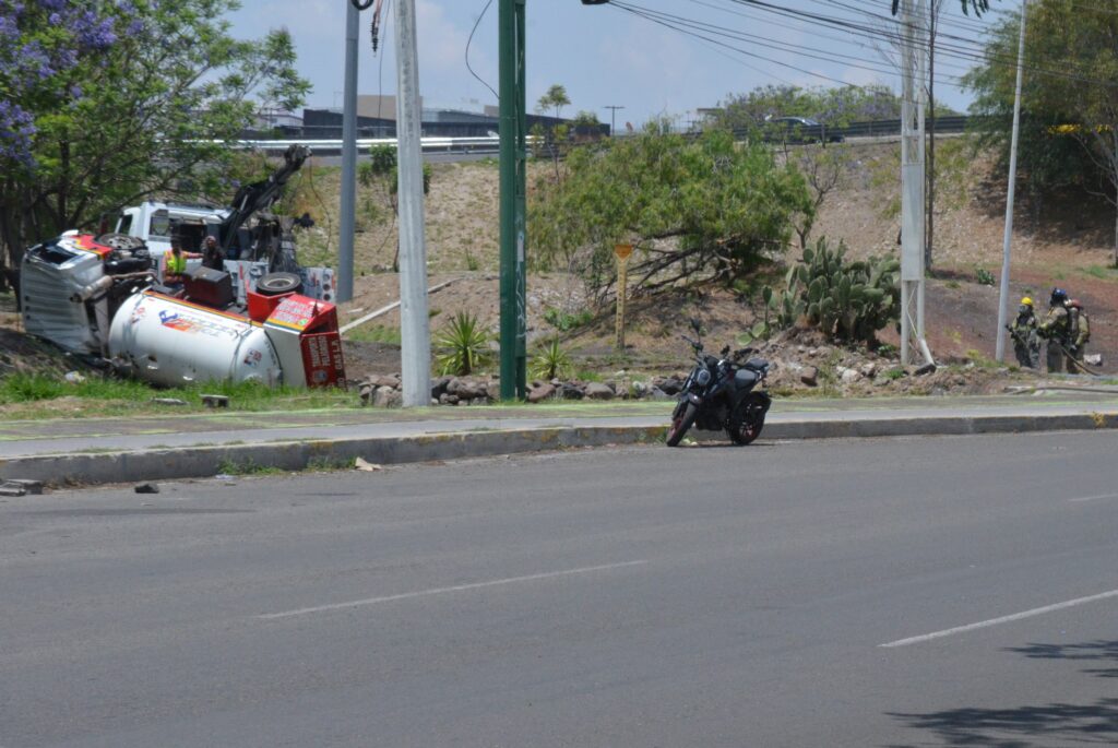 Sale del camino y vuelca pipa gasera - Noticias de Querétaro