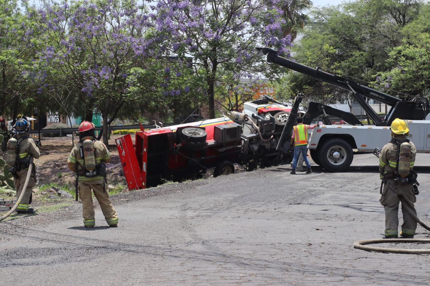 Sale del camino y vuelca pipa gasera - Noticias de Querétaro