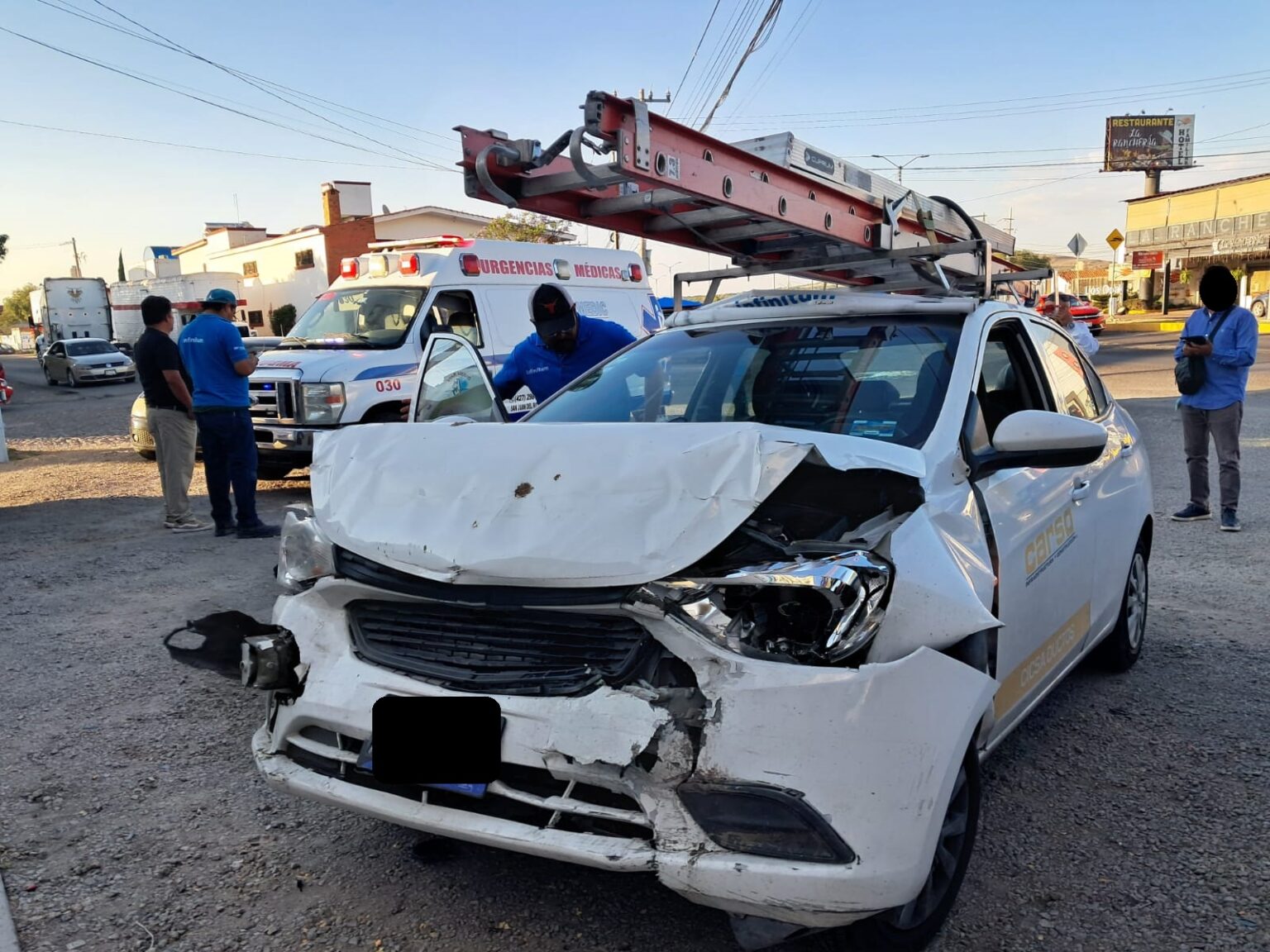 Dos heridos por choque entre un auto y un autobús - Noticias de Querétaro