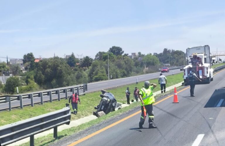 Camioneta se sale de la carretera y termina en cuneta divisoria ...