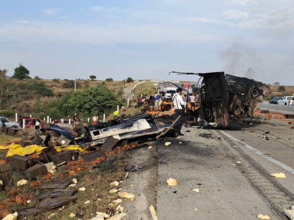 Choque e incendio deja dos militares lesionados (4)