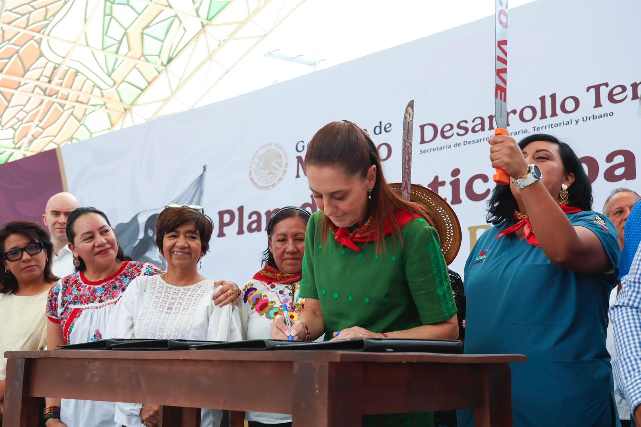 Inauguración histórica del puente Nichupté, becas y restitución de tierras Presidenta Claudia Sheinbaum culmina gira en Quintana Roo, Estado de México y Chiapas (5)