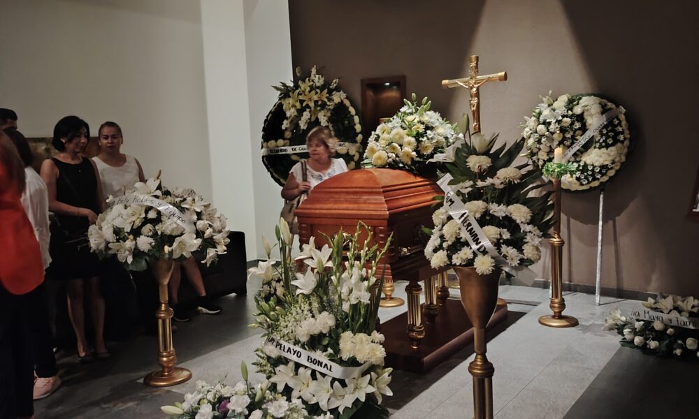 Friends and loved ones say goodbye to Jesús Méndez