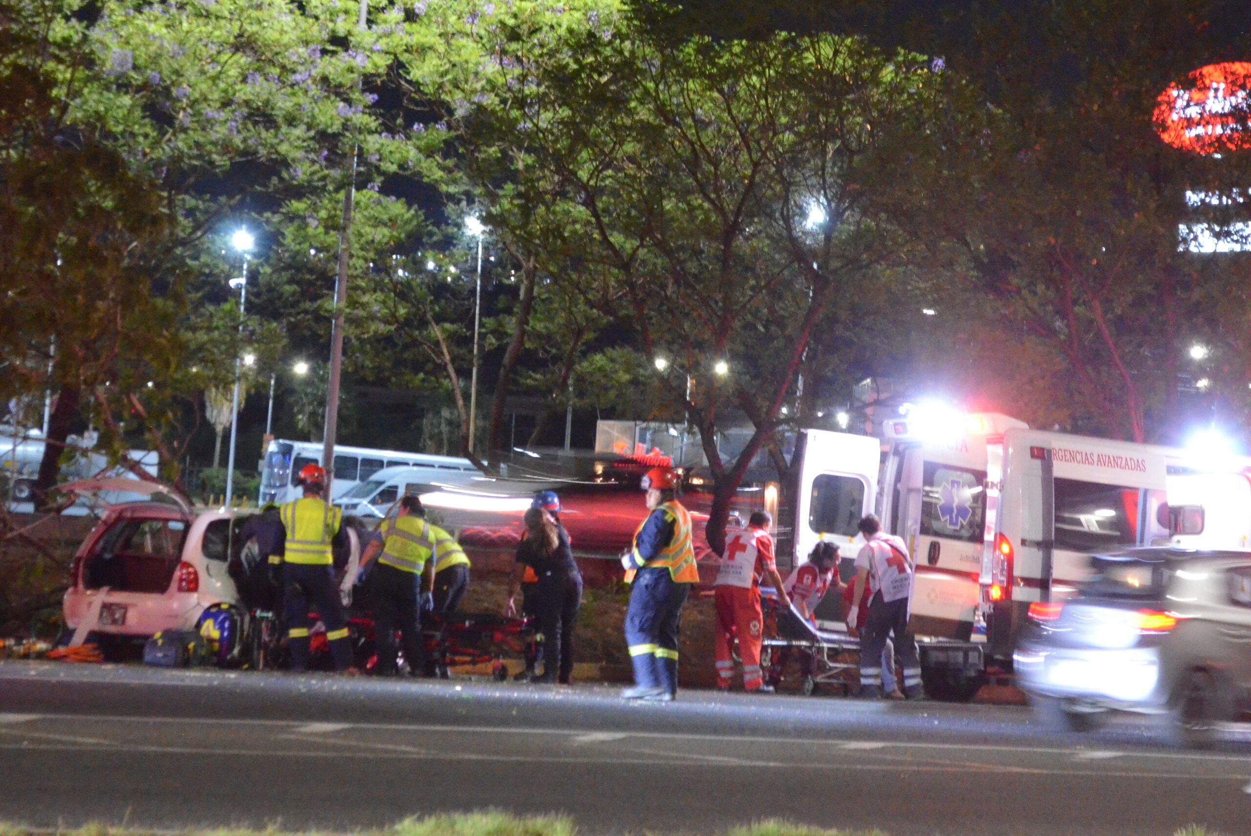 Sale del camino y se impacta contra un árbol - Noticias de Querétaro