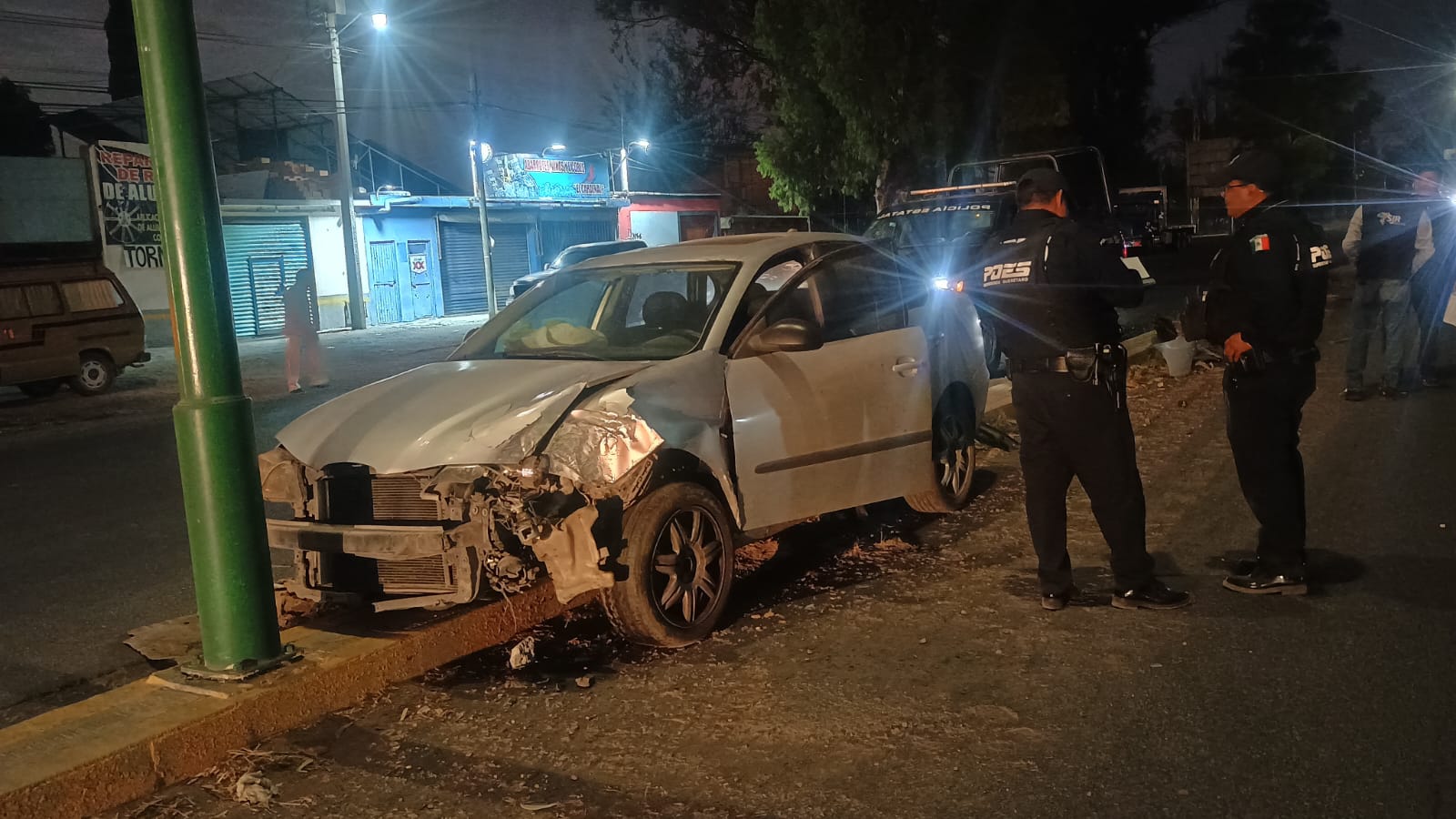 Se queda dormido al volante y derriba poste - Noticias de Querétaro