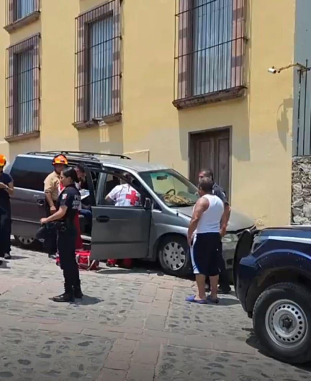 Camioneta se queda sin frenos y se impacta en pared de hotel - Noticias ...