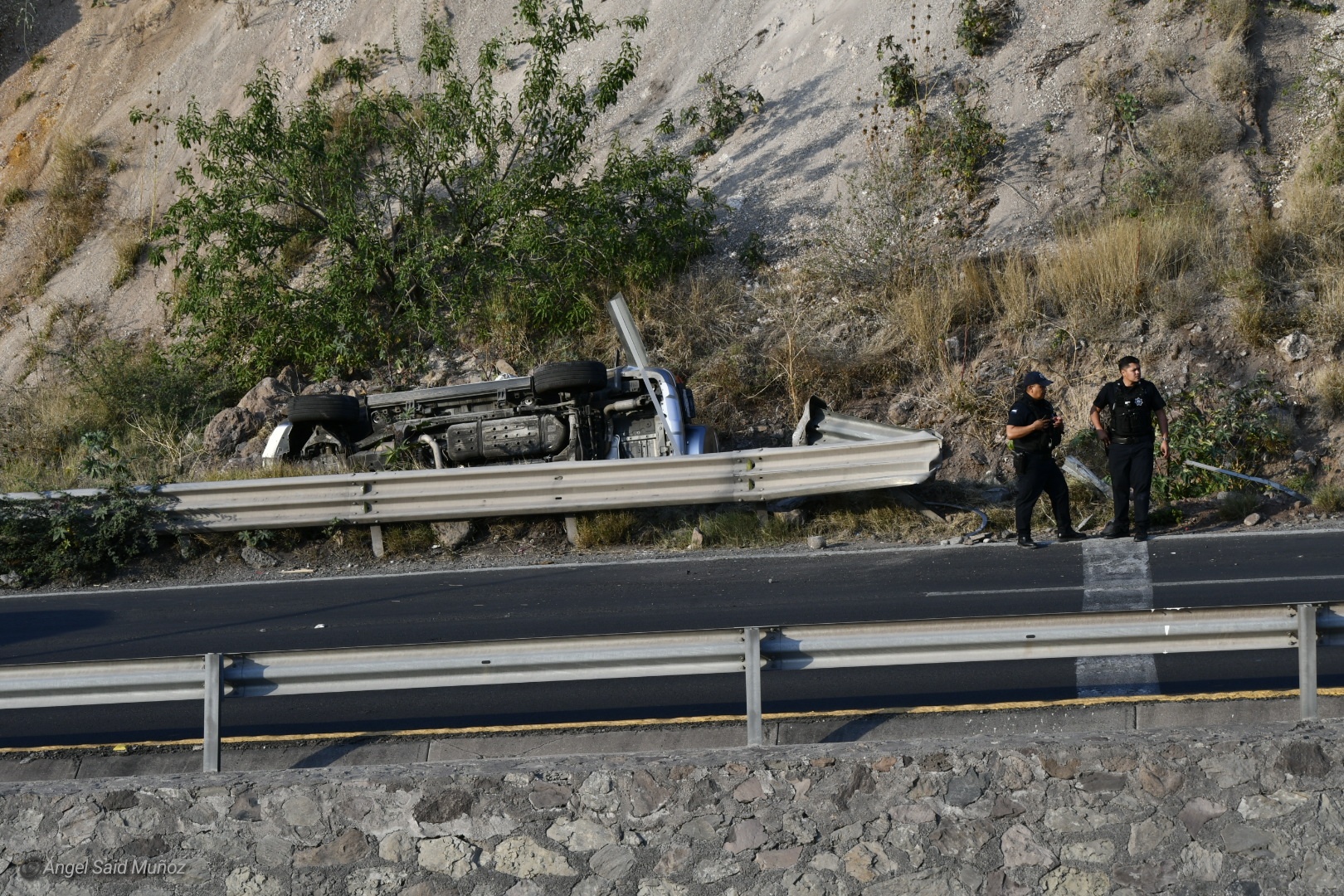 Automovilista choca, sale del camino y vuelca - Noticias de Querétaro