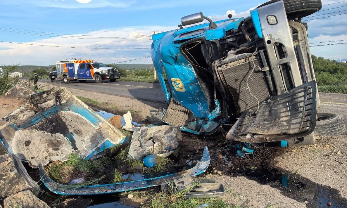 Vuelca tractocamión en la estatal 500 - Noticias de Querétaro