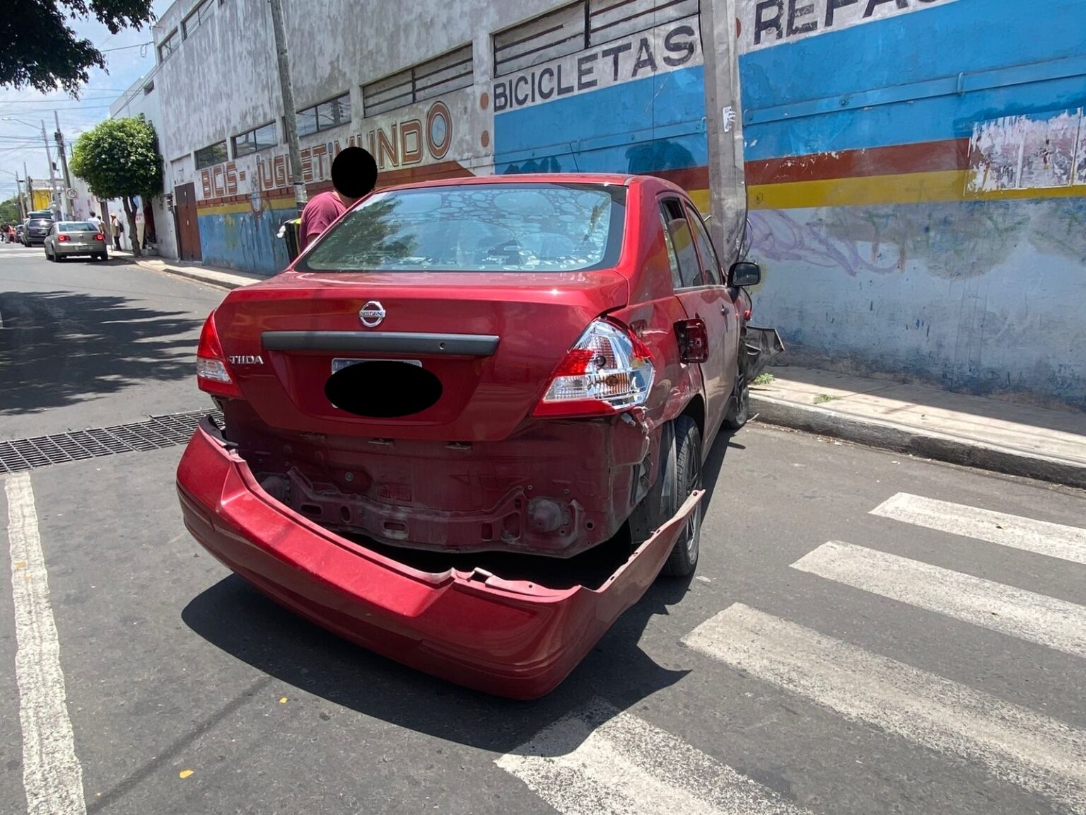 Motociclista pasa el semáforo y choca contra un auto - Noticias de ...