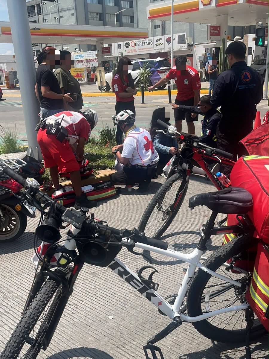 Automovilista se pasa alto y embiste a motociclista - Noticias de Querétaro